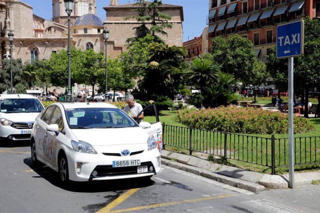 Taxis en la plaza de la Reina de València