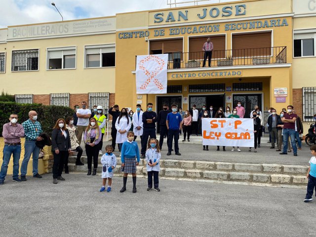 Lectura de manifiesto de protesta por la reforma educativa contemplada en la Lomloe, a las puertas del colegio San José de Málaga