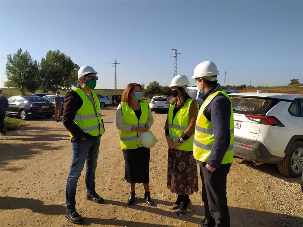 Carmen Crespo (2 izda.) en un paraje de Córdoba.