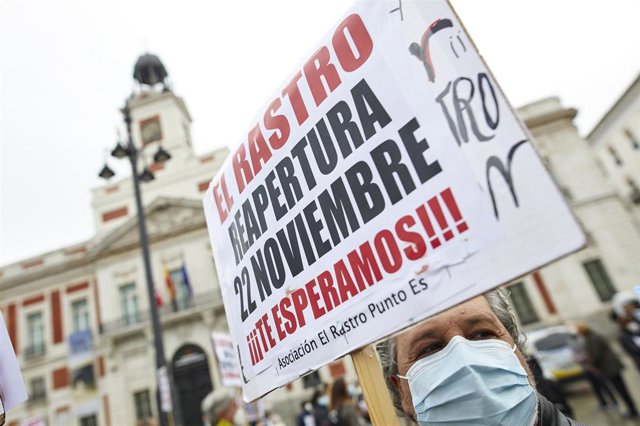 Un hombre sostiene una pancarta referente a la reapertura del Rastro