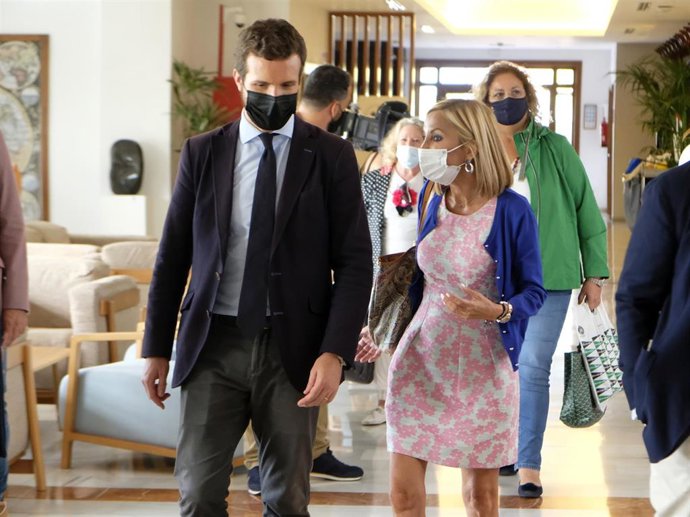 El líder del PP, Pablo Casado, mantiene una conversación con la presidenta del PP de Canarias, Australia Navarro. En La Gomera, Canarias, (España), a 25 de septiembre de 2020.