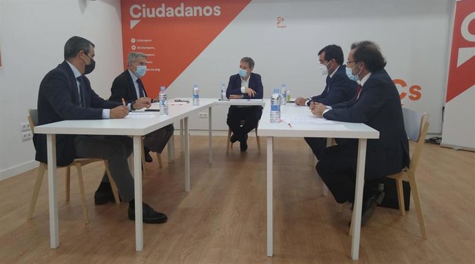Reunión de representantes de Cs, Cepyme y CEOE para hablar de los presupuestos de la Comunidad.