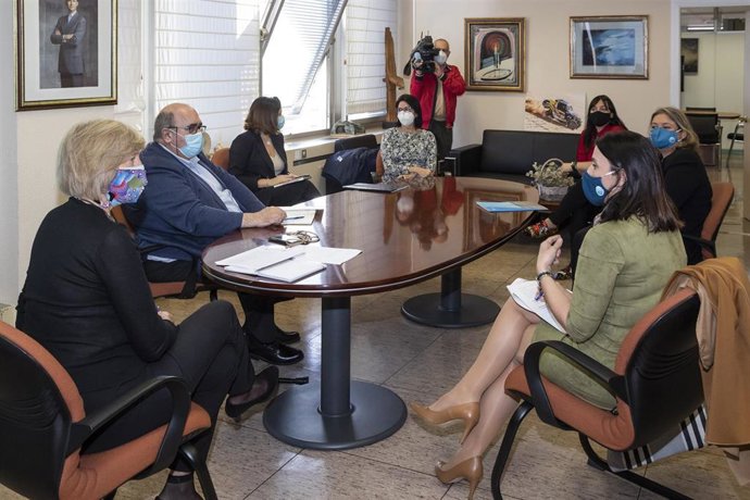 La consejera de Educación y Turismo, Marina Lombó, y la alcaldesa de Santander, Gema Igual