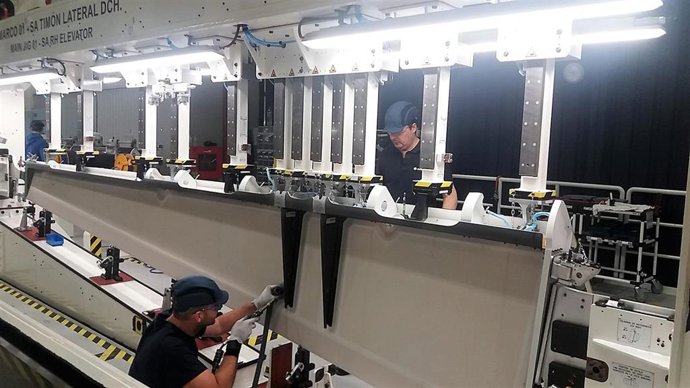 Imagen de archivo de operarios de Airbus trabajando sobre el timón del A320.