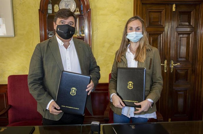 El Ayuntamiento renueva su convenio con la asociación Estuario. 