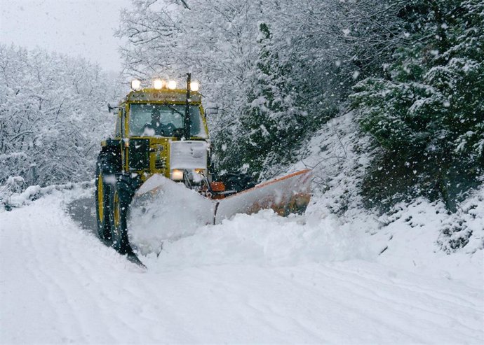 Maquina quitanieves en la provincia de Huesca.