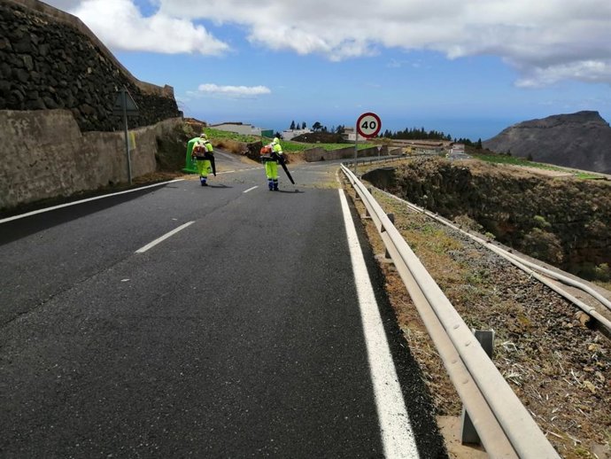 Operarios de carreteras del Cabildo de Tenerife durante el paso de la borrasca