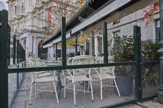 Mampara instalada en un restaurante de la Plaza de Oriente, en Madrid (España), a 12 de noviembre de 2020. La Comisión de Terrazas de la capital acordó ayer una resolución por la que se permite, de forma temporal, la instalación de elementos separadores