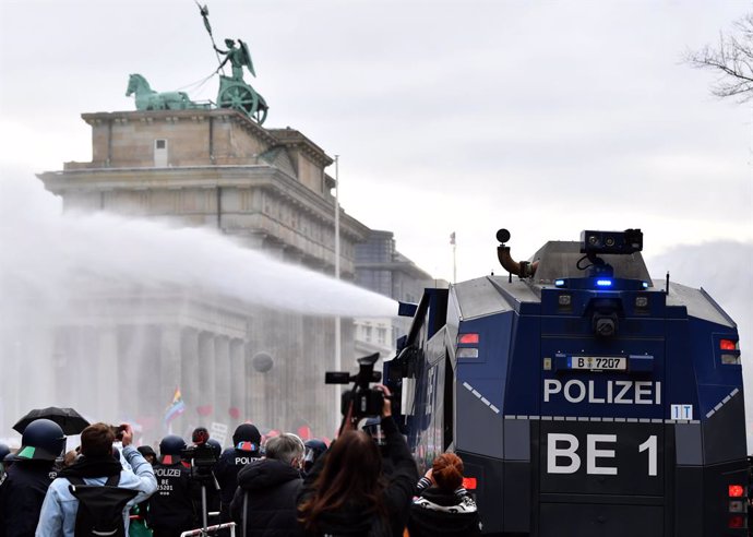 18 November 2020, Berlin: Police use water cannons to disperse protesters during a protest against the coronavirus restrictions adopted by the German and state governments. Photo: Paul Zinken/dpa