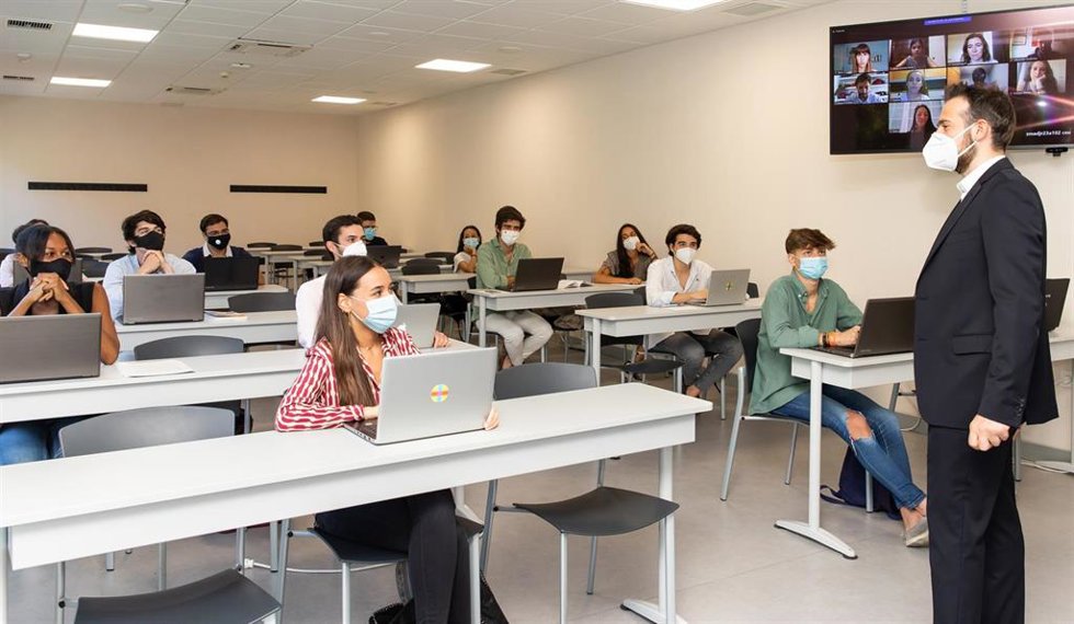 Alumnos en un aula de CEU.