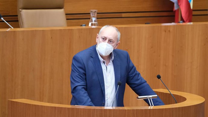 El socialista Jesús Guerrero en la tribuna de oradores de las Cortes