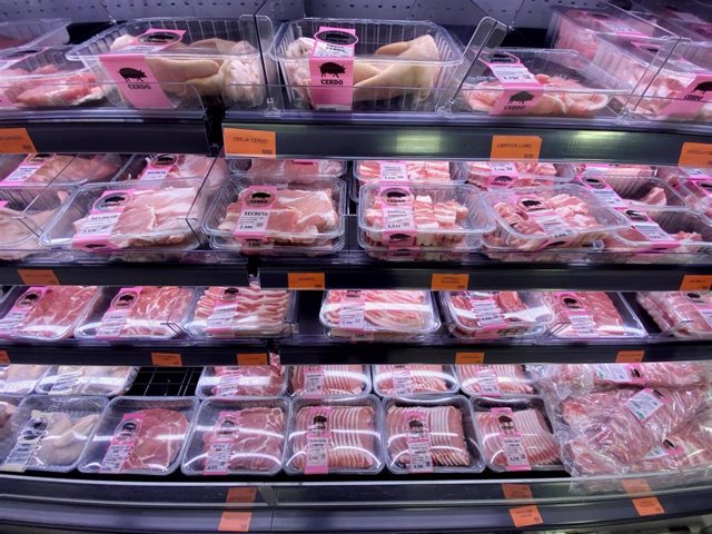 Neveras con carne envasada en la sección de carnicería de un supermercado de Madrid.