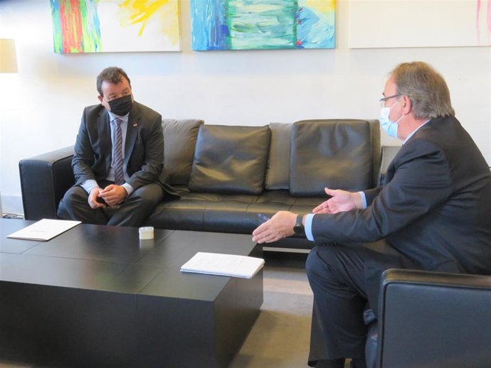 El consejero de Hacienda, Carlos Pérez Anadón, analiza el presupuesto de 2021 con el Presidente de la FAMCP, Luis Zubieta.