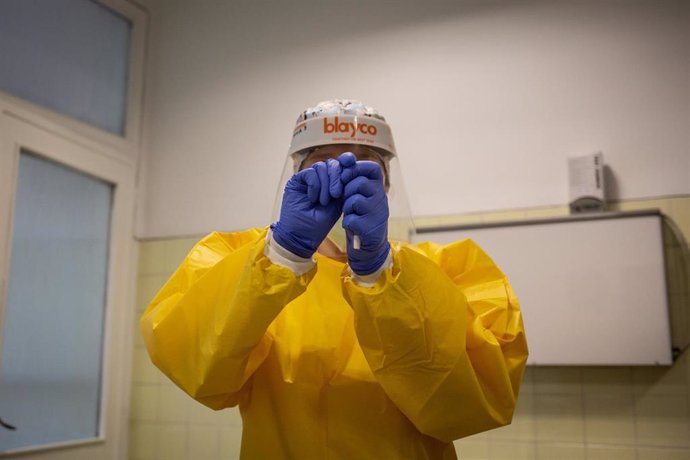Una sanitaria sostiene uno de los test rápidos de antígenos de detección de coronavirus que durante la jornada de hoy ha utilizado en el Centro de Atención Primaria CAP Manso, en Barcelona, Catalunya (España), a 21 de octubre de 2020.