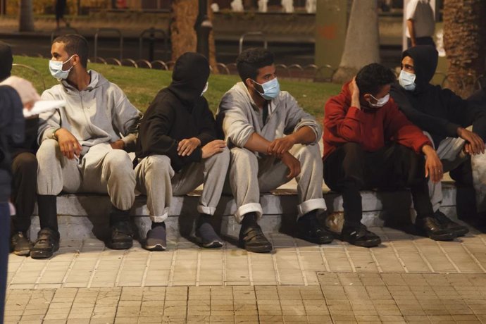 Inmigrantes desalojados del muelle de Arguineguín llegan frente a la delegación del Gobierno en Las Palmas de Gran Canaria