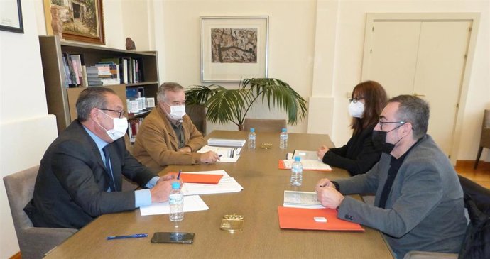 El consejero de Hacienda y Administraciones Públicas, Juan Alfonso Ruiz Molina, aborda con el líder regional de CCOO, Paco de la Rosa, el proyecto de presupuestos.