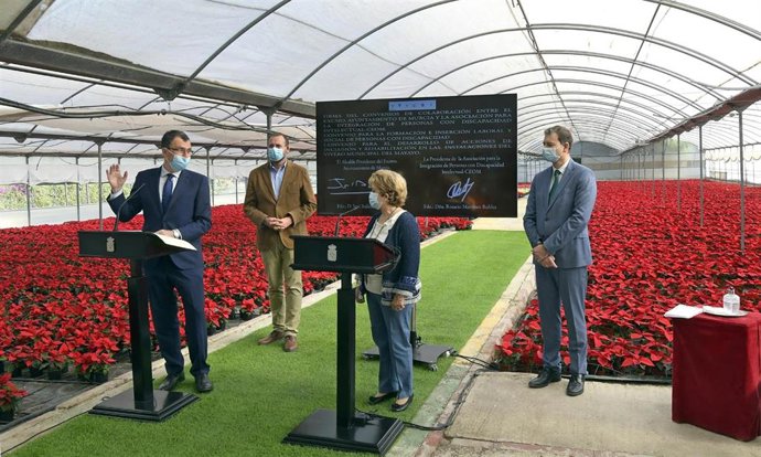 El alcalde de Murcia, José Ballesta, junto a la presidenta de la Asociación para la Integración de Personas con Discapacidad Intelectual (CEOM), Rosario Martínez, dan a conocer los convenios