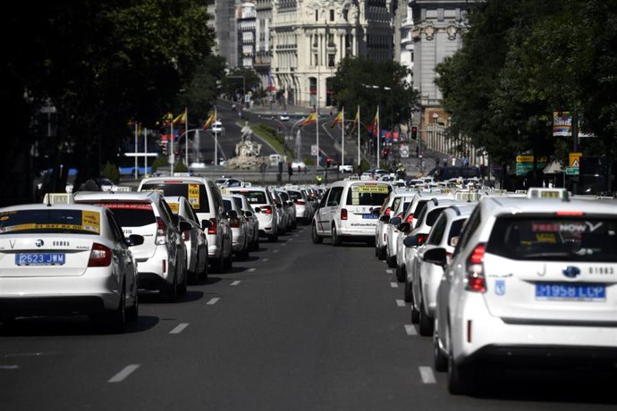 Taxistas permanecen estacionados en vías cercanas a la Puerta de Alcalá durante una macroconcentración de vehículos.
