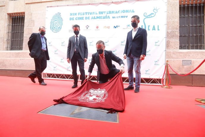 Manuel Martín Cuenca descubre su estrella en el Paseo de la Fama de Almería en el marco de Fical