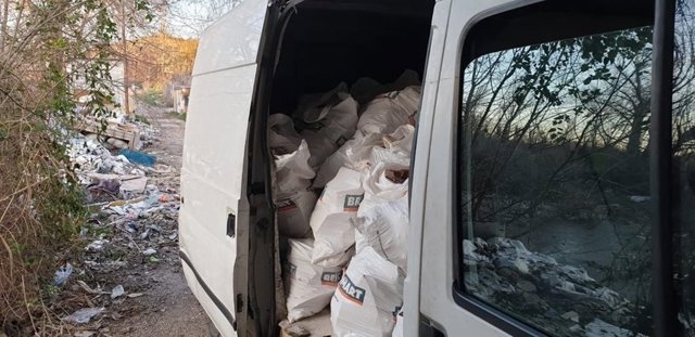 Dos detenidos al ser pillados intentando arrojar 18 frigoríficos al Parque Regional del río Guadarrama