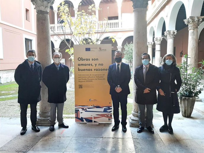 Imagen de la visita institucional a la exposición.