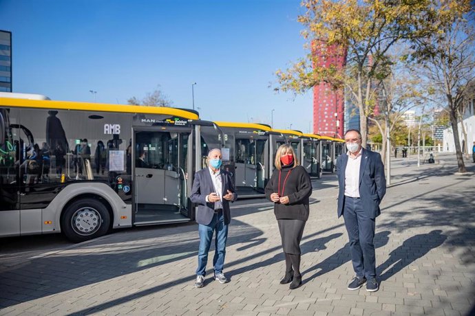 El vicepresidente de Movilidad y Transporte de AMB, Antoni Poveda, y la alcaldesa de L'Hospitalet de Llobregat, Núria Marín, han presentado 12 nuevos autobuses metropolitanos híbridos que se han incorporado a la flota del Bus Metropolit.
