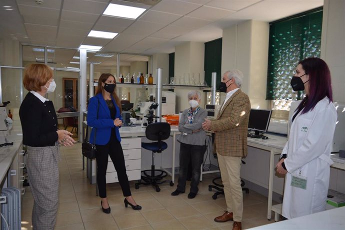 La delegada de Empleo y Transformación Económica, Virginia Fernández, durante una visita al Centro de Prevención de Riesgos Laborales de Granada