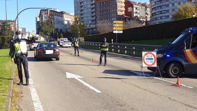 Control de la Policía tras el cierre del perímetro en Oviedo por COVID-19