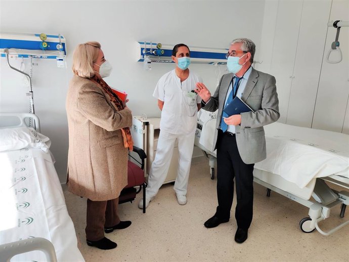 La delegada de Salud y Familia en Huelva, Manuela Caro, en su visita al Hospital Infanta Elena de Huelva para ver las obras realizadas.