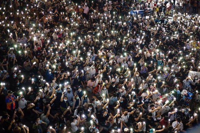 Manifestantes iluminan con sus móviles en una protesta contra el Gobierno de Tailandia en Bangkok