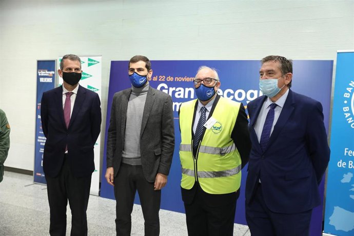 El futbolista Iker Casillas, colaborador habitual del Banco de Alimentos, posa junto al presidente del Banco de Alimentos, Jesús García, el secretario general y director de Mecenazgo del Banco de Alimentos, Pablo Prada, y el director general de la Feder