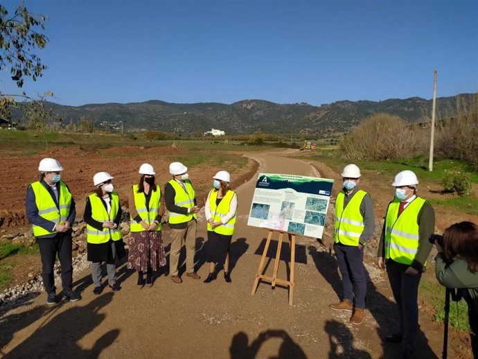 José María Bellio y Carmen Crespo (centro) hablan en la zona de obras del Cinturón Verde de Córdoba.