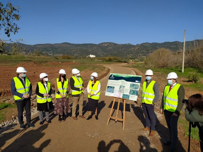 José María Bellio y Carmen Crespo (centro) hablan en la zona de obras del Cinturón Verde de Córdoba.