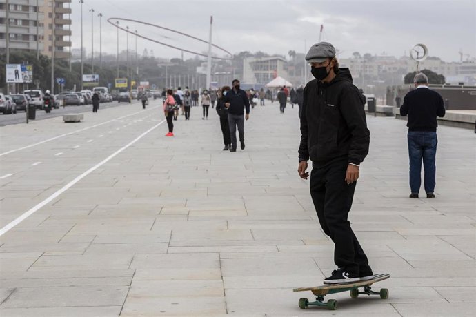 Personas con mascarilla en la localidad portuguesa de Matosinhos