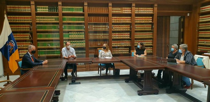 Representantes de la Fecai y la Fecam en una neunión celebrada en el Parlamento de Canarias