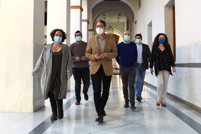 El coordinador de IU Andalucía, Toni Valero, junto a diputados de Adelante Andalucía en el Parlamento.