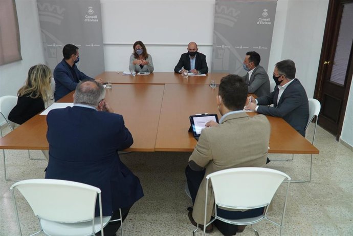 La presidenta del Govern, Francina Armengol, junto al presidente del Consell y a los alcaldes de Ibiza