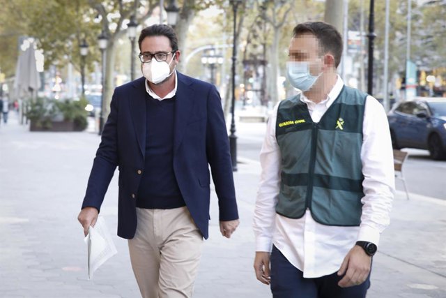 L'empresari David Madí arriba al seu despatx d'Aigües de Catalunya acompanyat d'un agent. Barcelona, Catalunya (Espanya), 28 d'octubre del 2020. 