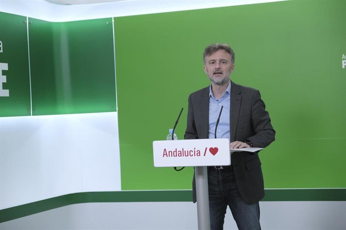 El portavoz parlamentario del PSOE-A, José Fiscal, en rueda de prensa.