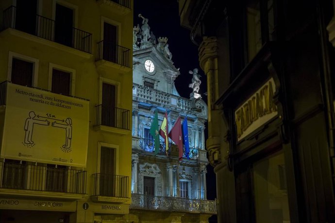 Fachada del Ayuntamiento de Pamplona iluminada de verde