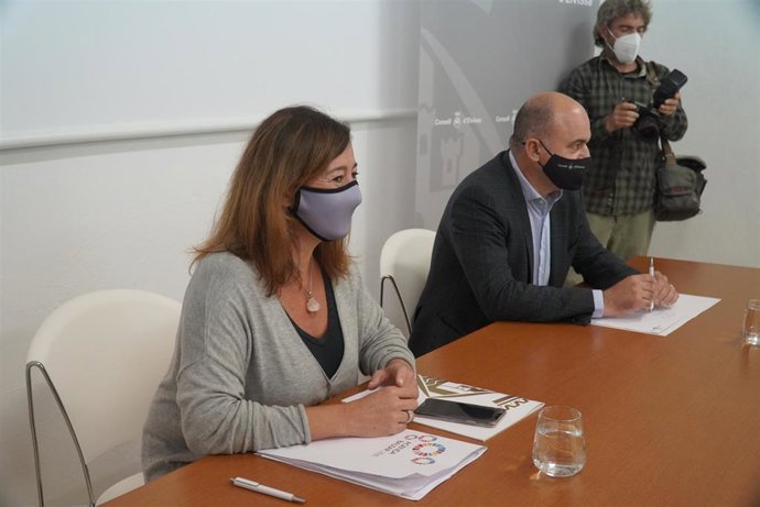 La presidenta del Govern, Francina Armengol y el presidente del Consell de Ibiza, Vicent Marí.