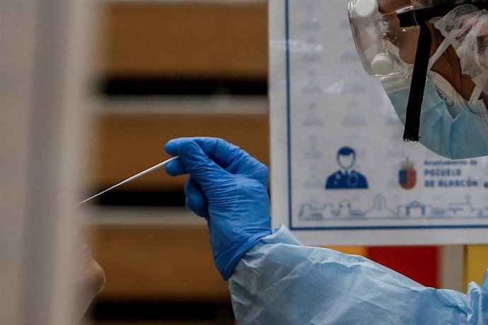 Una sanitaria realiza un test de antígenos para detección del coronavirus a un vecino de la zona básica de salud de San Juan de la Cruz en el polideportivo municipal El Torreón, en Pozuelo de Alarcón, Madrid (España), a 3 de noviembre de 2020.
