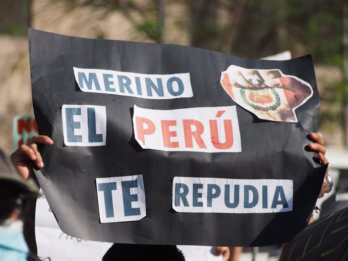 14 November 2020, Peru, Lima: A protester holds a placard during a protest against the impeachment of President Martin Vizcarra. Photo: Carlos Garcia Granthon/ZUMA Wire/dpa