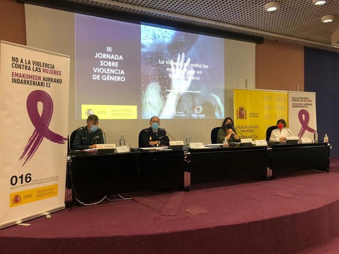 Participantes en la jornada 'La violencia contra la mujer ante un tiempo nuevo', en Pamplona.