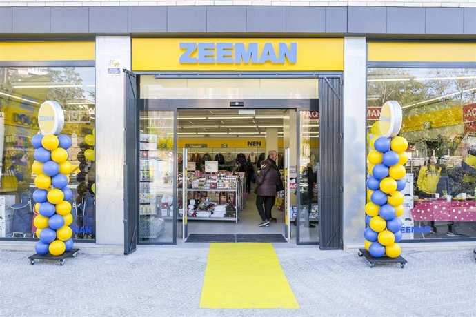 La nueva tienda Zeeman en la Avenida Mare de Déu de Montserrat, Barcelona