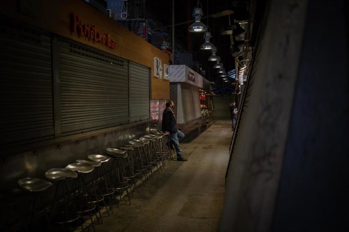 Un hombre en el Mercado de la Boquería, en Barcelona, Catalunya (España), a 16 de noviembre de 2020. El turismo internacional se desplomó este verano debido como consecuencia del coronavirus. Además, el pasado 15 de octubre el Govern de la Generalitat d