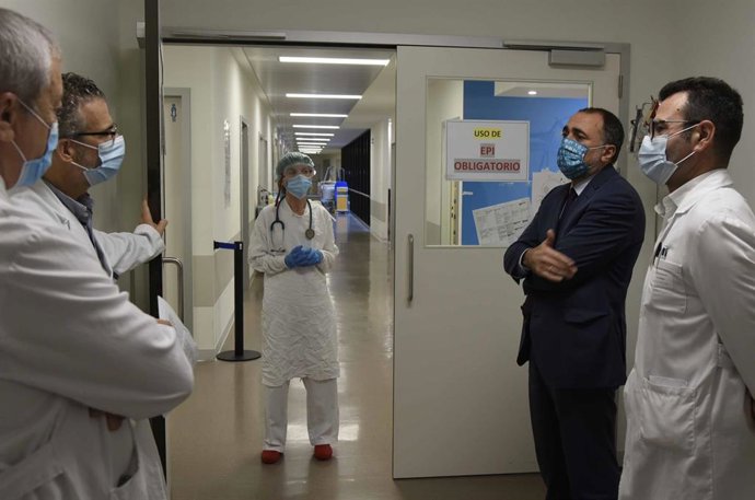 El conselleiro de Sanidade, Julio García Comesaña, y el gerente de la EOXI de Vigo. Javier Puente, en una visita al Hospital Álvaro Cunqueiro de Vigo.