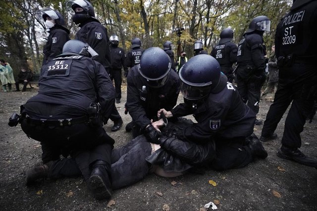 18 November 2020, Berlin: Policemen detain a protester during a demonstration against the coronavirus restrictions adopted by the Federal and state governments as well as the adoption of the amendment to the Infection Protection Act by the German Bundesta
