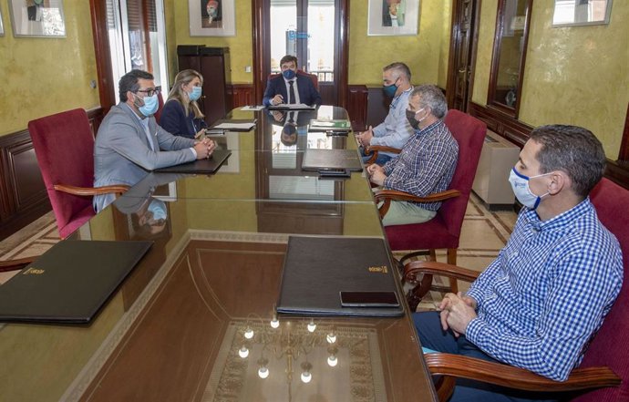 Reunión del Ayuntamiento de Huelva con el sector del taxi este miércoles.