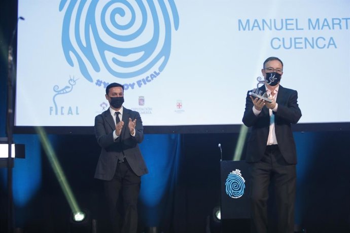 El director Manuel Martín Cuenca recibe su premio 'Almería, tierra de cine'